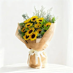 Bouquet bunga matahari segar dari online florist, dikemas cantik dengan pita putih