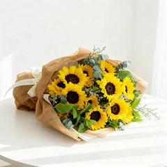 Buket bunga matahari segar dari online florist, dikemas cantik dengan kertas cokelat dan pita putih.