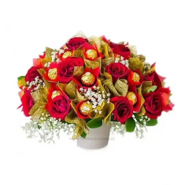 Bouquet mawar merah dengan cokelat Ferrero Rocher, online florist terpercaya