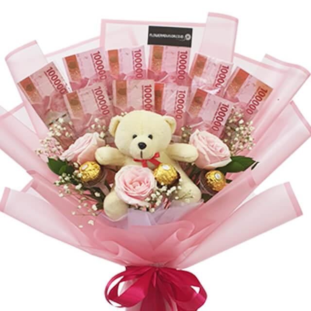 Bouquet bunga mawar pink dengan boneka beruang, cokelat, dan uang, dari online florist