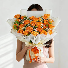 Buket mawar oranye segar dari online florist, dikemas elegan dengan pita, ideal untuk hadiah spesial.