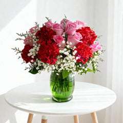 Buket bunga mawar merah dan pink di vas hijau, online florist terpercaya untuk hadiah spesial