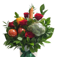 Bouquet unik dengan bunga mawar merah, wortel, brokoli, dan tomat, dari online florist