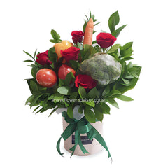 Bouquet unik dengan mawar merah, sayuran, dan dedaunan, oleh online florist terpercaya