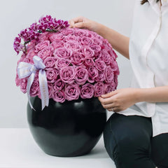 Bunga mawar ungu dan anggrek di vas hitam, online florist terpercaya