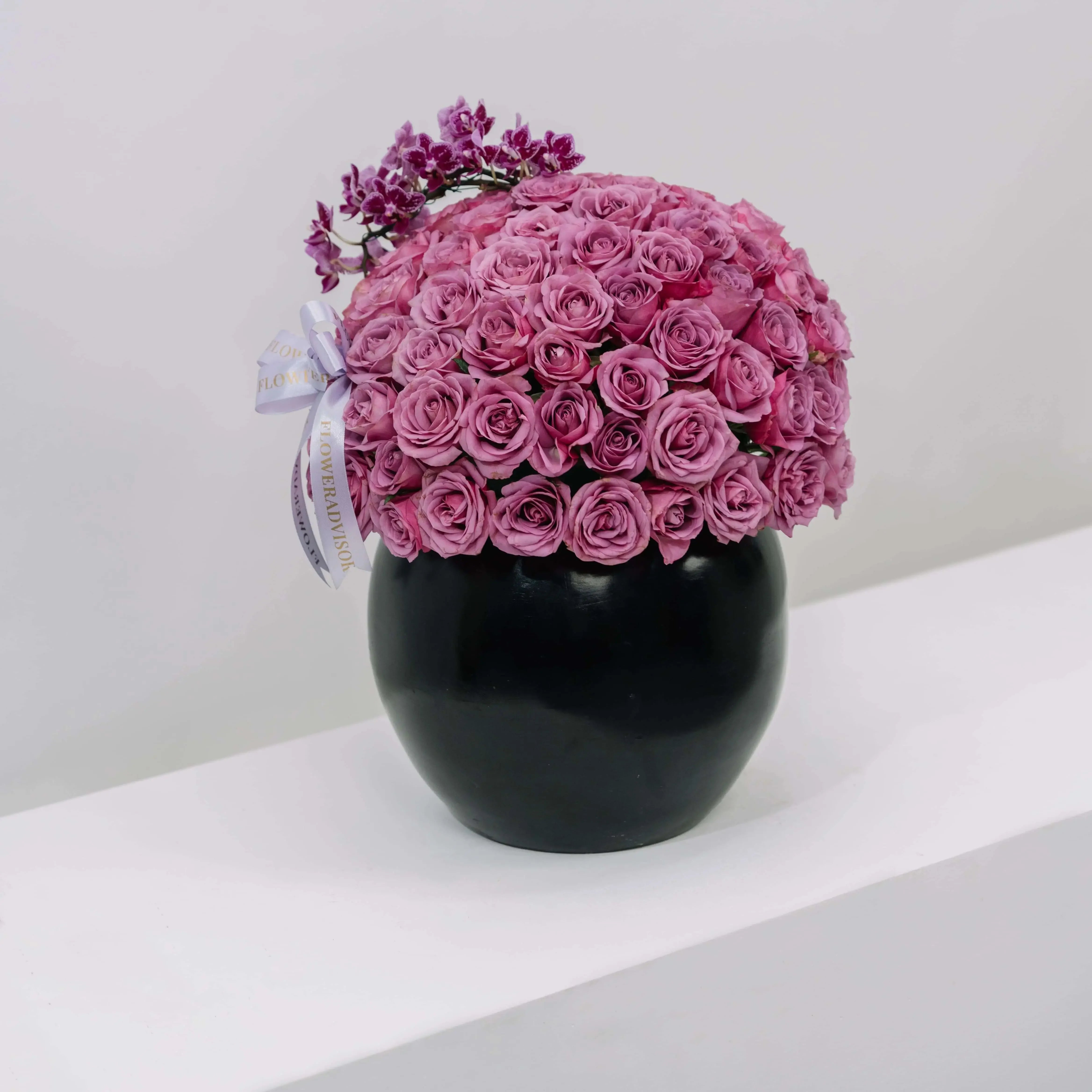 Bunga mawar ungu muda dan anggrek di vas hitam, online florist terpercaya