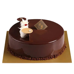 Kue cokelat mewah dengan hiasan krim putih, ideal dari online florist untuk hadiah spesial.