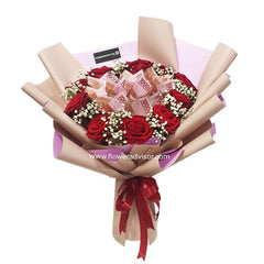 Buket bunga mawar merah dengan uang kertas, layanan online florist terpercaya di Indonesia