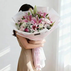 Bouquet bunga mawar dan lili pink dari online florist, dikemas elegan dengan pita