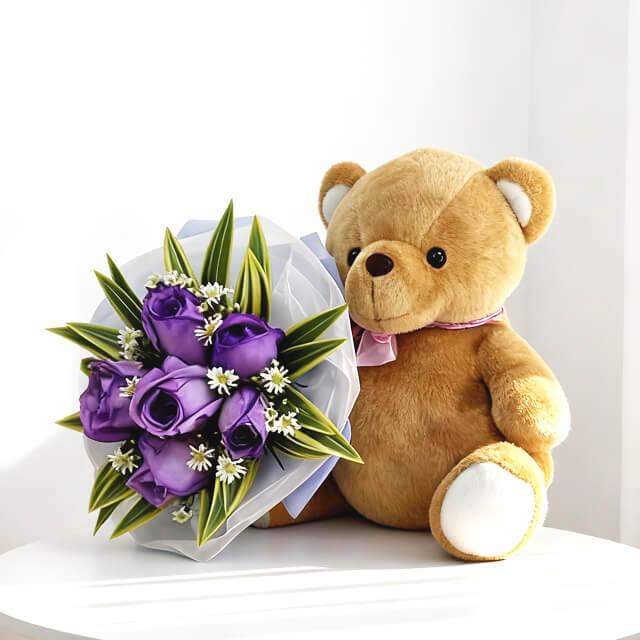 Buket bunga mawar ungu dengan boneka beruang, layanan online florist terpercaya untuk hadiah spesial.