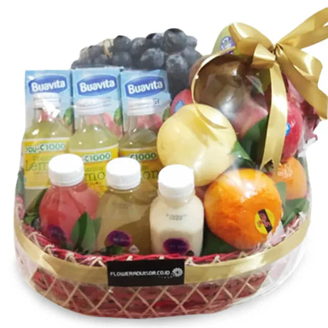 Keranjang buah dan minuman segar dari online florist, ideal untuk hadiah spesial