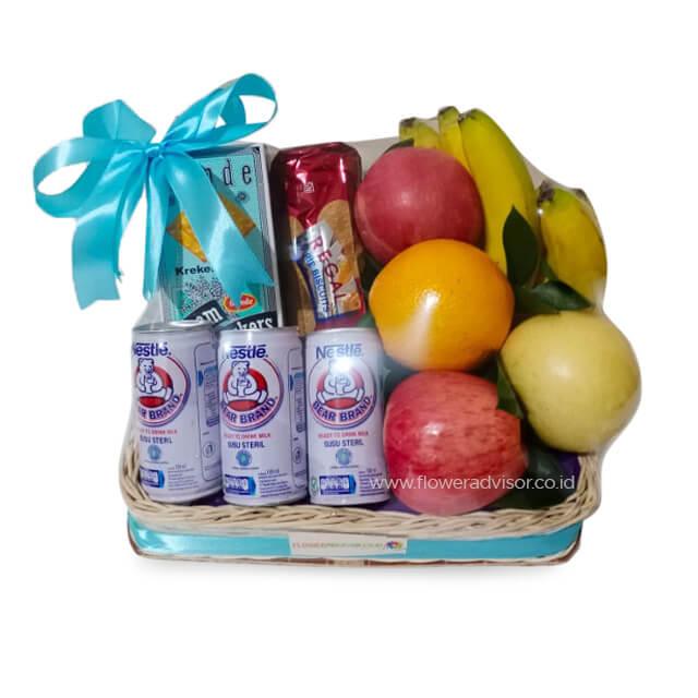 Keranjang buah segar dan susu kaleng dengan pita biru, layanan online florist terpercaya