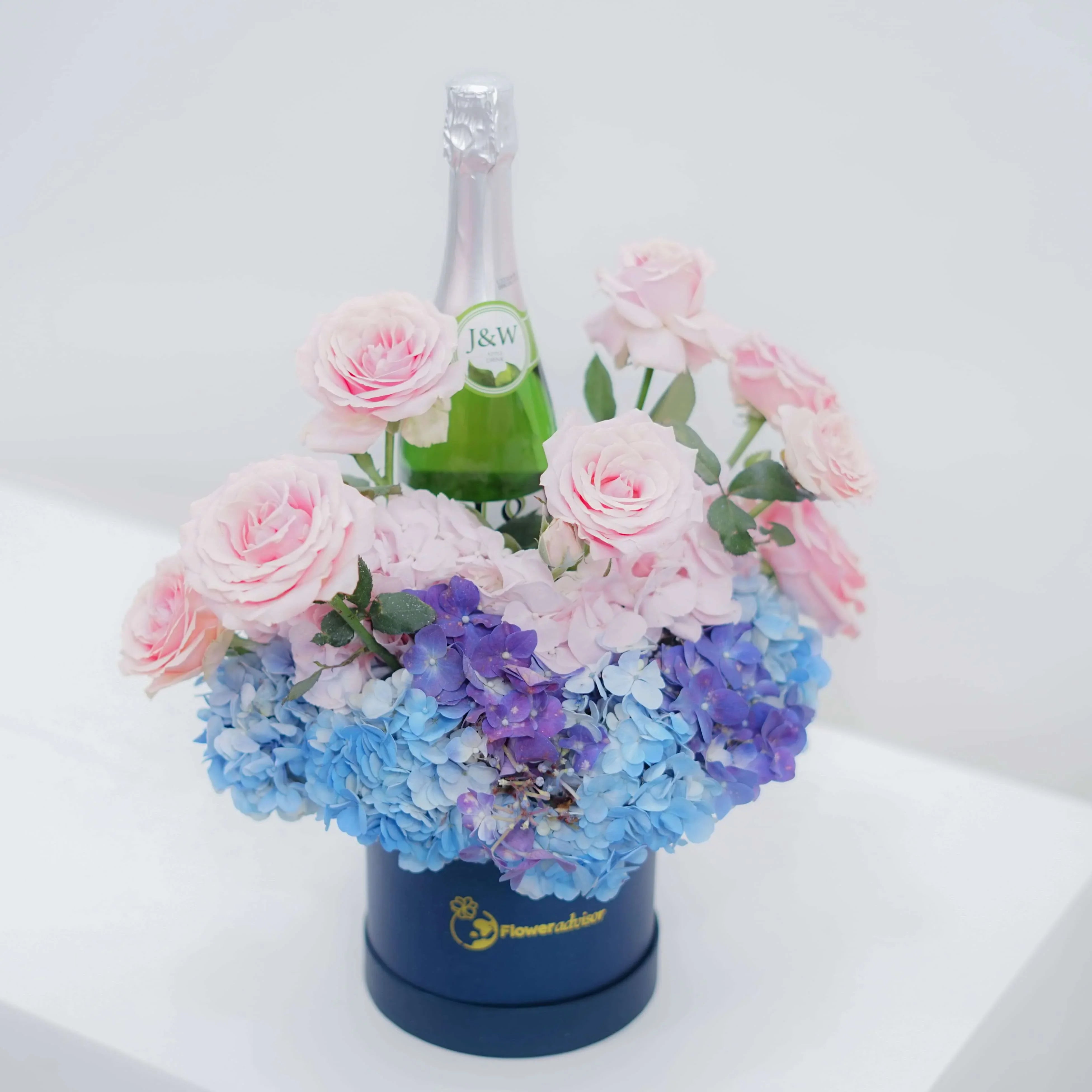 Bunga mawar pink dan hortensia biru ungu dalam box, disertai botol minuman, dari online florist