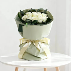Buket bunga mawar putih elegan, dibungkus kertas hijau muda dengan pita kuning, dari online florist terpercaya