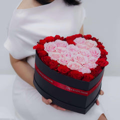 Bunga mawar merah dan pink dalam kotak hati dari online florist, hadiah romantis untuk kejutan spesial.