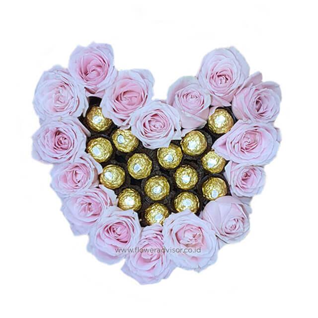 Bunga mawar pink bentuk hati dengan cokelat Ferrero Rocher, layanan online florist terpercaya
