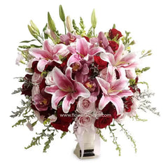 Buket bunga mawar merah dan lili pink dari online florist, cocok untuk hadiah istimewa