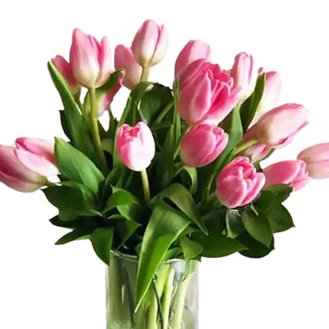 Buket bunga tulip pink segar dalam vas kaca, online florist terpercaya untuk hadiah istimewa