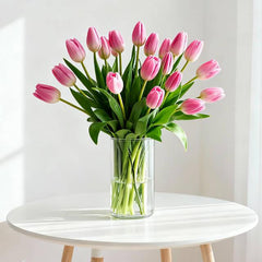 Buket bunga tulip pink segar dalam vas kaca, layanan online florist terpercaya untuk berbagai kesempatan.
