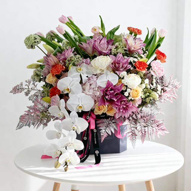 Buket bunga mewah dengan anggrek putih dan tulip, dikirim oleh online florist terpercaya