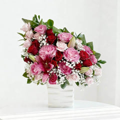 Bouquet bunga mawar merah dan pink dari online florist, cocok untuk hadiah istimewa