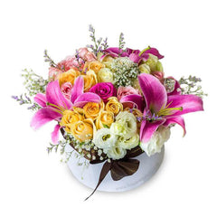 Bunga segar dalam box putih, rangkaian mawar kuning, lili ungu, dan bunga putih. Online florist terpercaya.