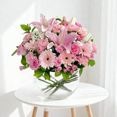 Bunga mawar dan lili pink dalam vas kaca, ideal untuk hadiah dari online florist