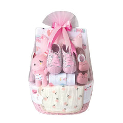 Hadiah bayi perempuan cantik dengan sepatu, boneka, dan perlengkapan bayi, dikirim oleh online florist