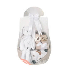 Hadiah bayi lucu dengan boneka kelinci, sepatu, dan selimut, dikemas cantik oleh online florist