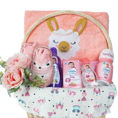 Keranjang hadiah bayi dengan bunga mawar, perlengkapan bayi, dan mainan lucu dari online florist