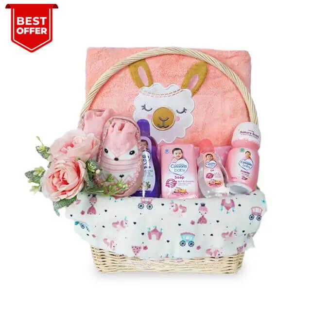 Keranjang hadiah bayi dengan bunga mawar, perlengkapan bayi, dan mainan lucu dari online florist