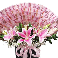 Bouquet bunga lili pink dengan uang kertas, online florist terpercaya
