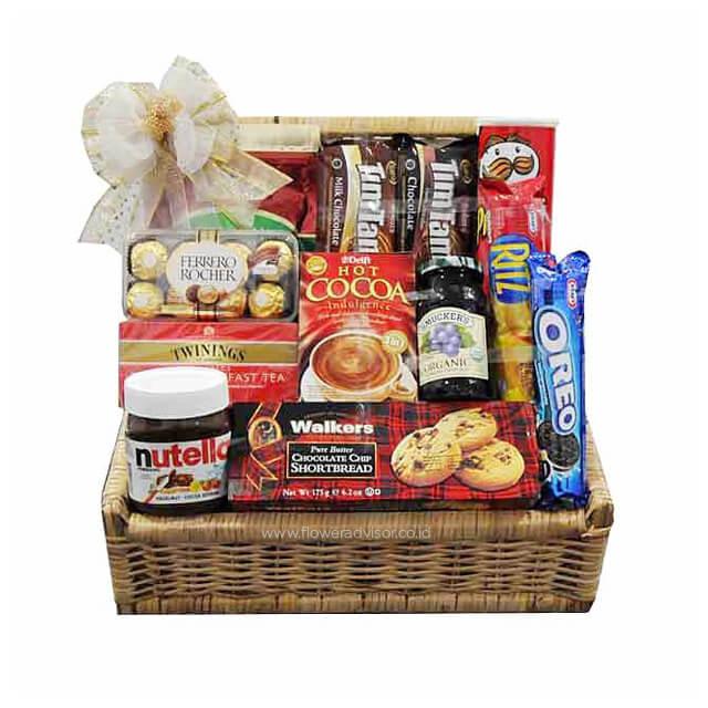 Keranjang hadiah mewah dengan cokelat, kue, dan teh dari online florist, ideal untuk hadiah spesial.