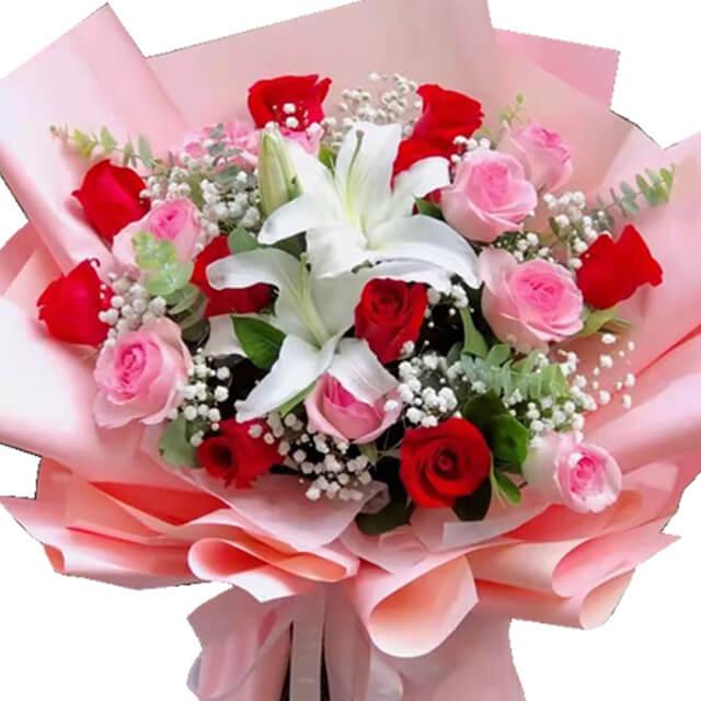 Buket bunga mawar merah dan pink dengan lili putih, dikemas rapi, online florist terpercaya