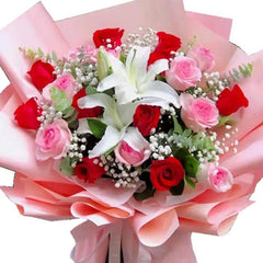 Buket bunga mawar merah dan pink dengan lili putih, dikemas rapi, online florist terpercaya
