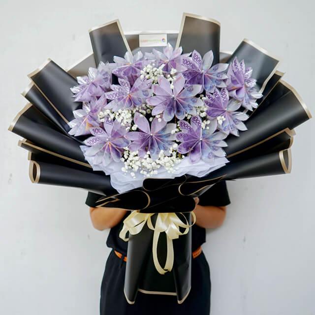 Bouquet unik bunga uang online florist dengan kemasan elegan dan pita kuning