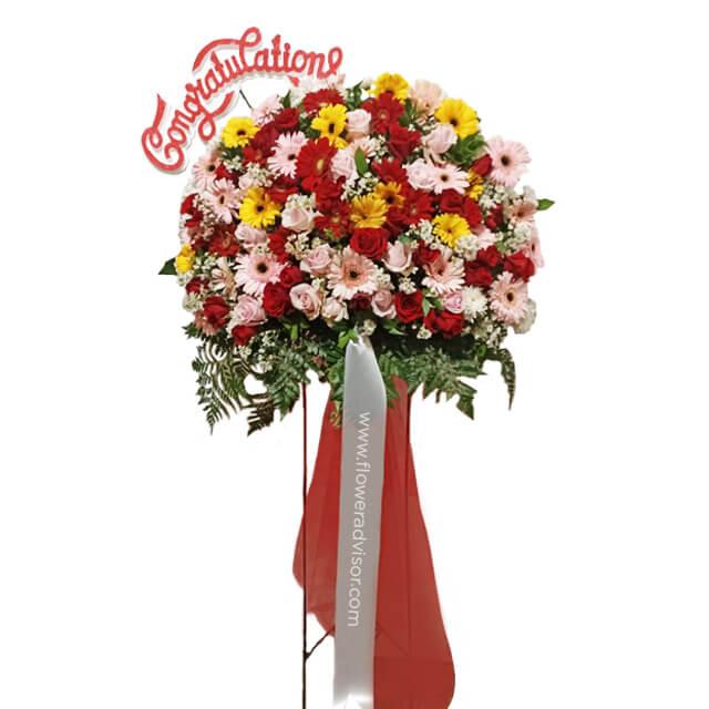 Bunga ucapan selamat dari online florist, rangkaian bunga merah, kuning, dan pink dengan pita merah