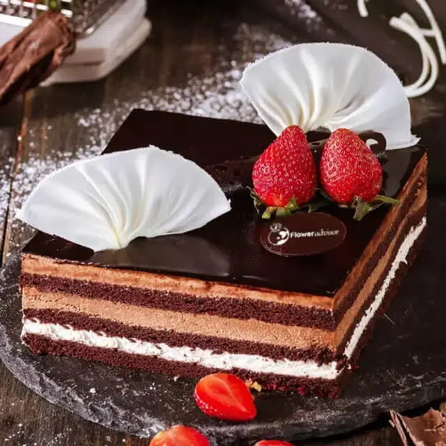 Kue cokelat lapis dengan stroberi dan hiasan krim, online florist