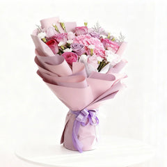 Bouquet bunga mawar dan hydrangea cantik, dibungkus kertas pink dengan pita ungu, online florist
