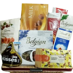 Keranjang cokelat mewah dari online florist dengan berbagai merek favorit