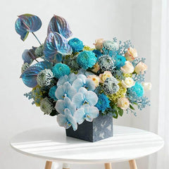 Bunga segar biru dan putih dalam vas, kirim via online florist untuk hadiah istimewa