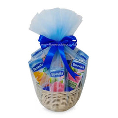 Keranjang hadiah Buavita dengan pita biru, dikirim oleh online florist terpercaya