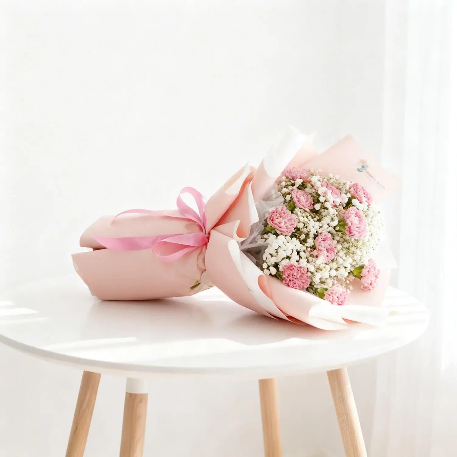 Buket bunga mawar pink dan baby's breath, dibungkus kertas pink, dari online florist