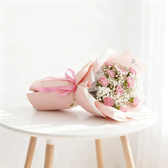 Buket bunga mawar pink dan baby's breath, dibungkus kertas pink, dari online florist