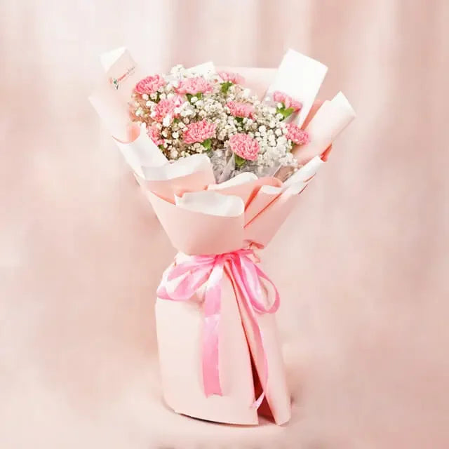 Buket bunga mawar pink dan baby's breath, dikemas cantik dengan pita, dari online florist terpercaya