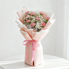 Buket bunga mawar pink dan baby's breath, dikemas cantik dengan pita, dari online florist