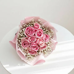 Buket mawar pink cantik dengan baby's breath, dibungkus kertas pink lembut dari online florist