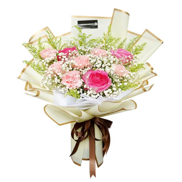 Buket bunga mawar pink dan karnasi, dibungkus elegan, dari online florist terpercaya