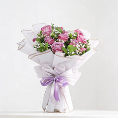 Bouquet 12 Mawar Ungu dengan Babys Breath dan Ruscus - Vday