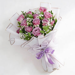 Bouquet 12 Mawar Ungu dengan Babys Breath dan Ruscus - Vday